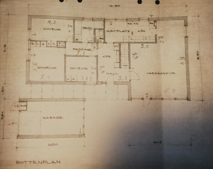 Handritad planritning av ett 60-talshus med sovrum, vardagsrum och garage markerade och måttsatta.