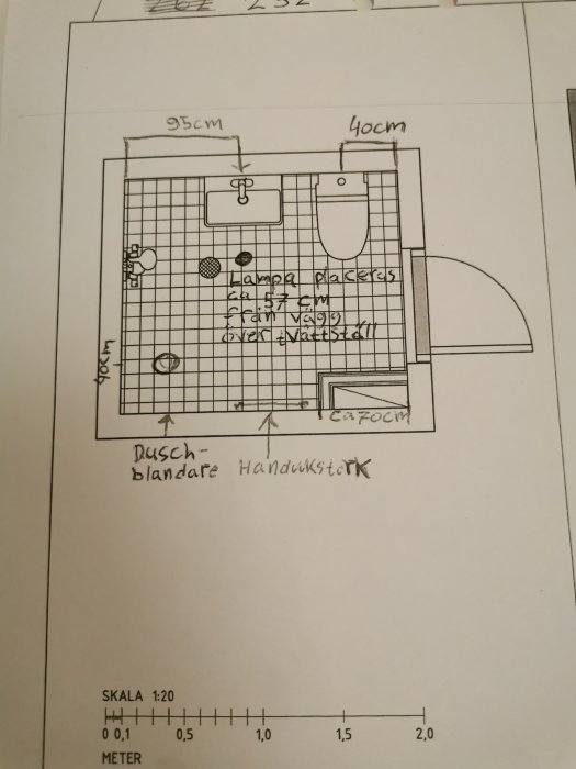 Preliminär ritning av ett badrum med mått, inklusive placering av dusch, handfat och toalett.