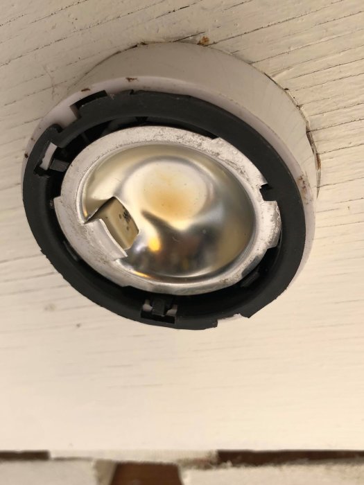 Spotlight med G4-sockel i nisch, ledlampa med flera dioder syns, indikation på att lampan är trasig.