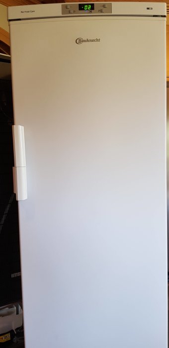 Bauknecht frysskåp med öppen temperaturdisplay som visar -2 grader och stängd dörr.