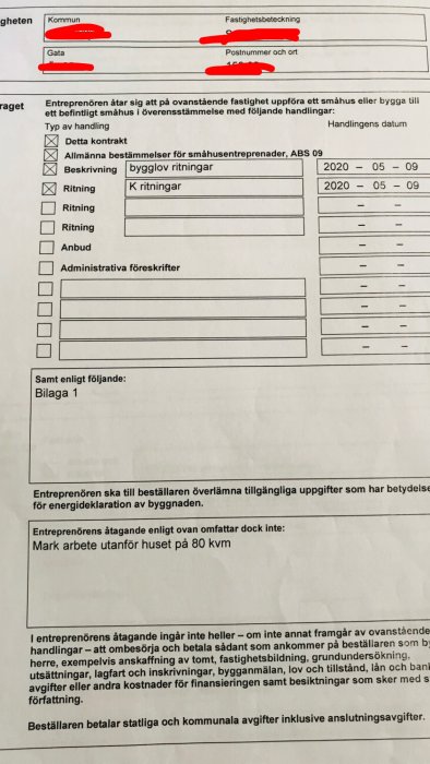 Delvis ifyllt kontraktsdokument för byggprojekt som omfattar ritningar och bygglovsbestämmelser.