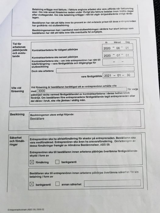 Bild av ett dokument med text och tabeller om betalningsvillkor, startdatum, ansvarsförsäkring och besiktningsinformation för entreprenadkontrakt.