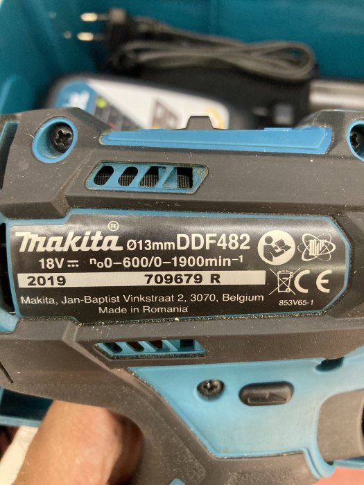 Närbild på en Makita 18V DDF482 skruvdragare med teknisk information och tillverkningsdetaljer.