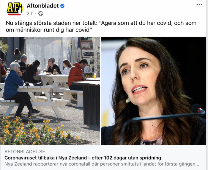 Människor sitter utomhus på en restaurang, och kvinnlig politisk ledare talar.