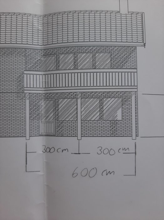 Arkitektritning av en byggnad med två balkonger, dimensioner markerade för balkongutbyggnad.