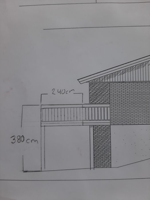 Ritning av hus med måttmarkerad balkongutbyggnad, visar limträbalk och stolpars placering.