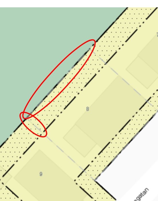 Kartbild visande tomtgräns med prickmark markerad med röd cirkel på den egna marken.