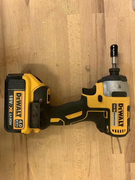 Slagskruvdragare från DeWALT på trägolv, använd för att skruva i 55 mm rostfria trallskruv.