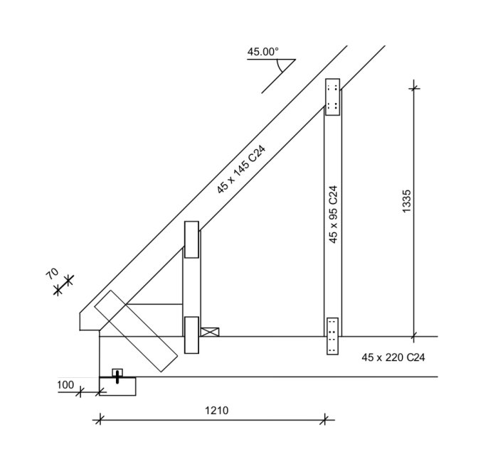 Schematisk ritning av en modifierad takstol med måttangivelser och vinkelindikationer.