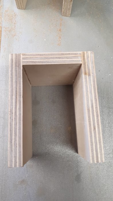Trämojäng konstruerad för att hålla material stadigt under sågning, placerad på sågbord.