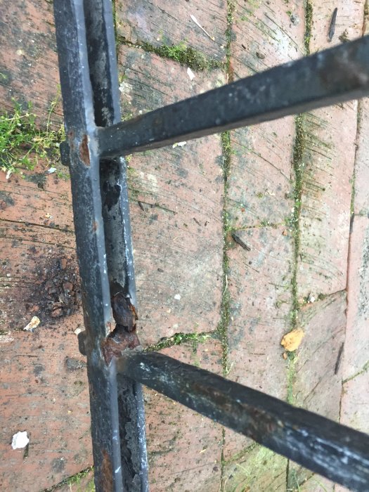 Smidesräcke från 1930-talet med rost och färgavskalningar som behöver renovering.