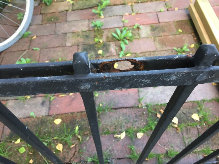 Smidesräcke från 30-talet med rostskador och lös färg, behov av renovering.