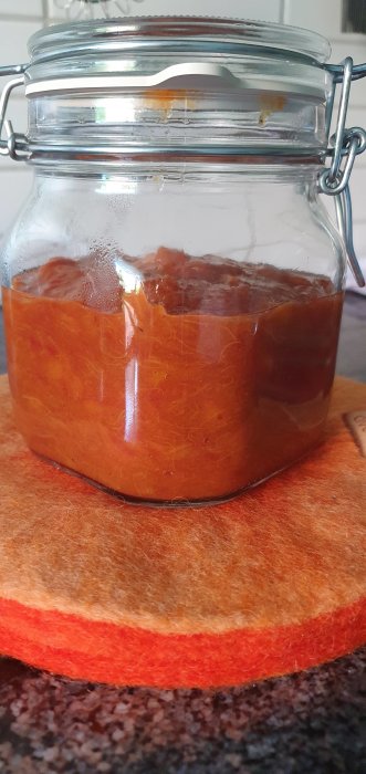 Glasburk med hemgjord rabarberchutney innehållande basket of fire chili.