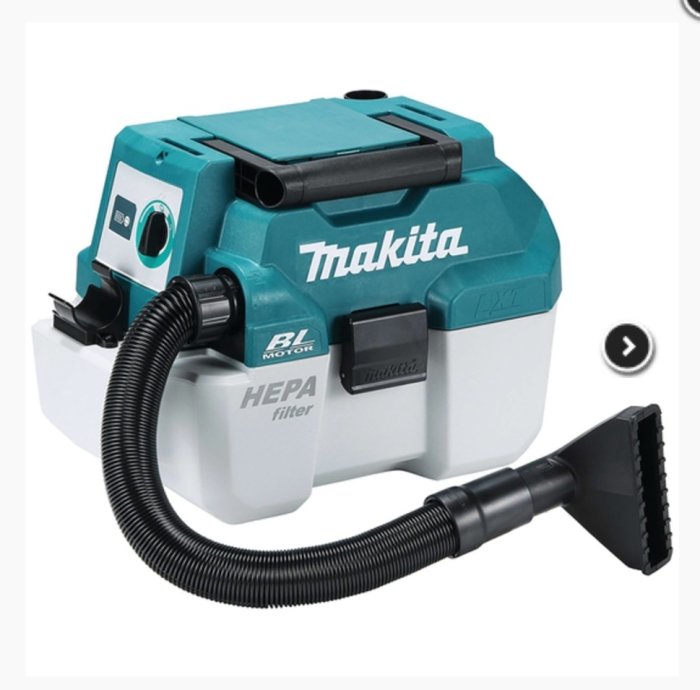 Makita bärbar dammsugare med HEPA-filter ansluten till munstycke.