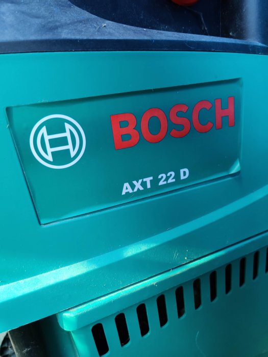 Närbild på Bosch kompostmaskin AXT 22 D med tydligt modellnummer.