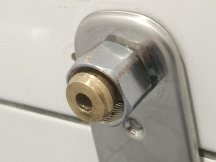 Väggmonterad rörkoppling i förkromat material utan synlig märkning, med en kort rörstump för blandare.