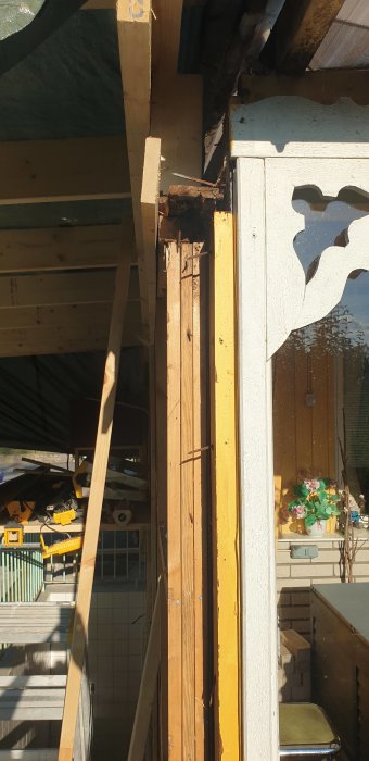 Takstol skarvad med endast 3 cm övertäckning på gammal, skadad trästomme i garage.