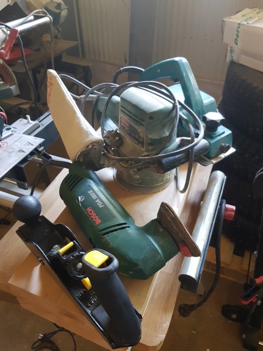 En Stanley RB10 hyvel och en Makita 1923H power planer på en arbetsbänk.