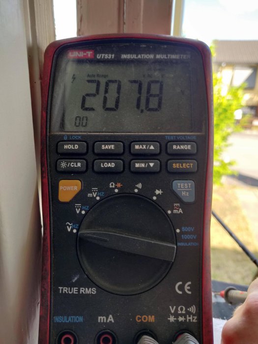 Multimeter som visar ett mätvärde på 20.78, indikerande en elrelaterad mätning.