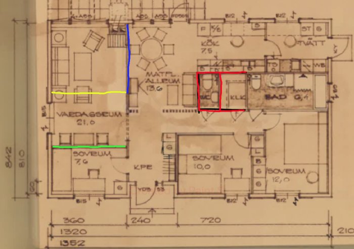 Husritning från 1976, rödmarkerade väggar för rivning, en blå och en gul linje visar borttagna/flyttade väggar.