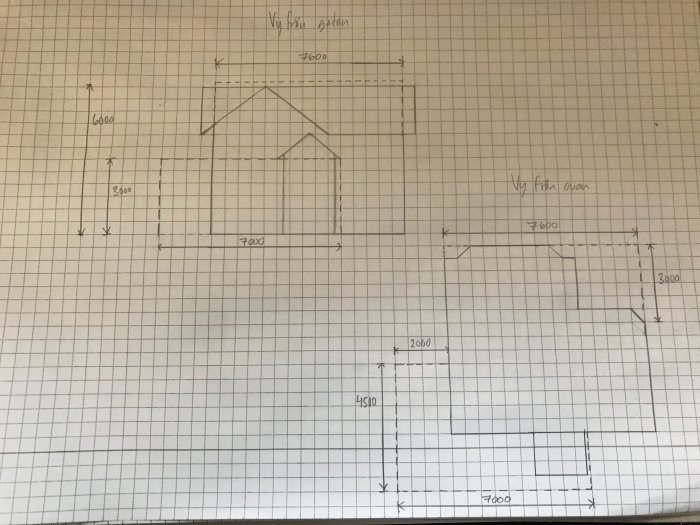 Handritad skiss av husplan med måttangivelser på rutat papper för ombyggnadsprojekt.