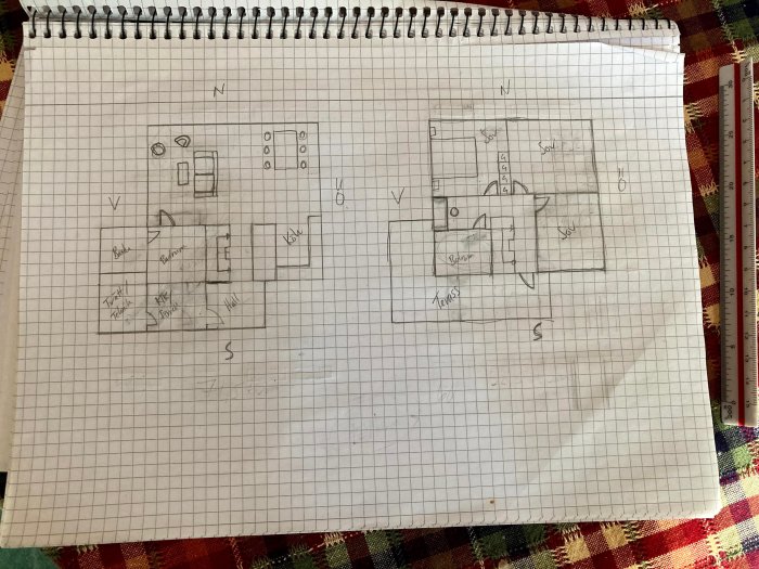 Handritade planlösningsskisser på befintlig och tänkt husombyggnad på rutat papper.