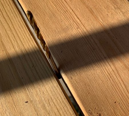Trallbrädor med synlig springa och morakniv som används för att mäta bredd på springan.