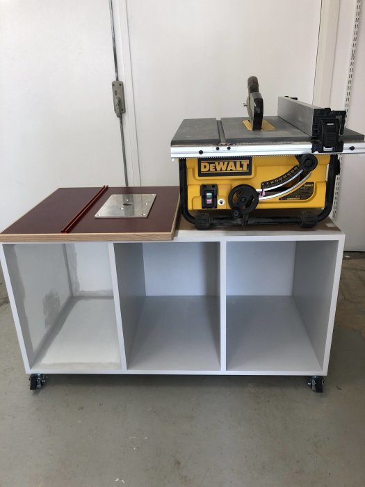 Kombinerat såg- och fräsbord under konstruktion med hurts och Dewalt DW745 bordsåg.