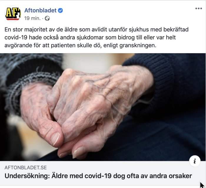 Närbild på äldre persons händer som vilas i knät, illustrerar ämnet äldre och sjukdom.