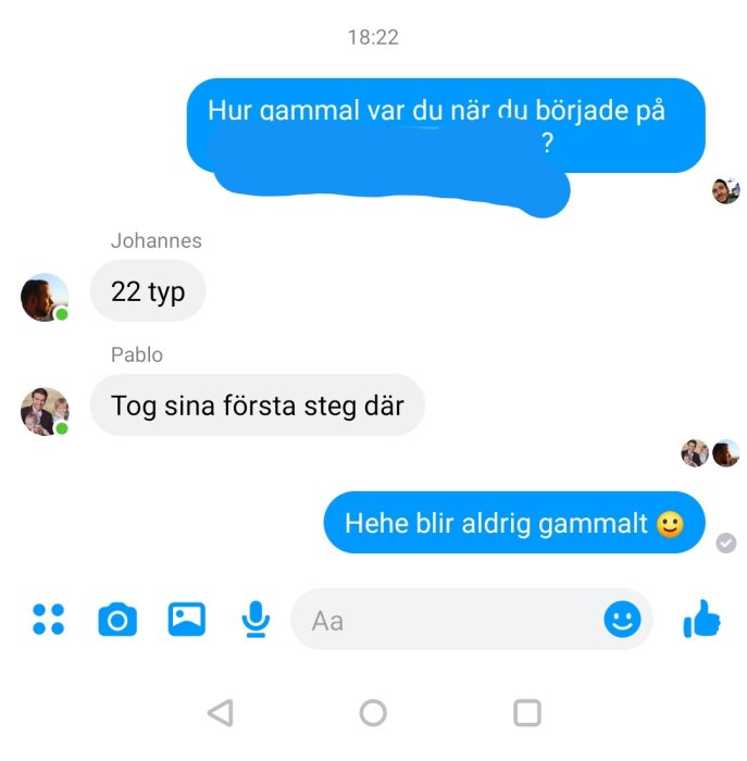 Skärmdump av en textkonversation där en person frågar ålder vid jobbstart och får svaret "22 typ".