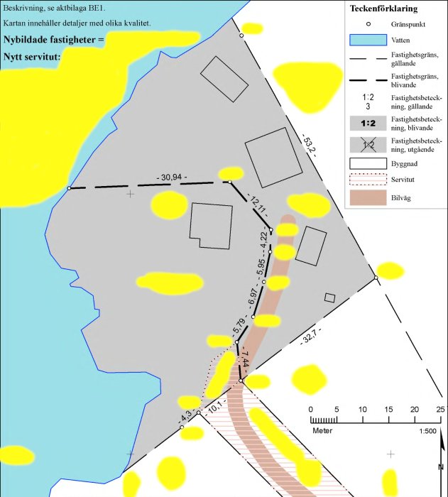 Kartbild som visar förslag till indelning av fastigheter med Thiessen-/Voronoipolygoner runt två stugor nära vatten.