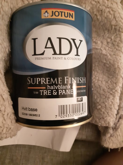 Burk med Jotun Lady halvblank täckfärg för träsnickerier i färgen "Hvit base".