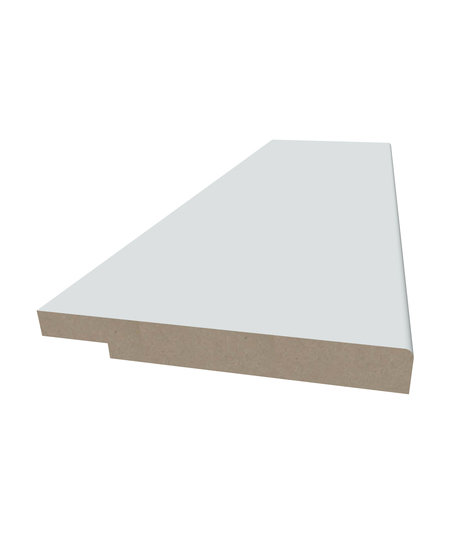 Ett trästycke med snedställd profil för användning som fönstersmyg eller list vid byggprojekt.