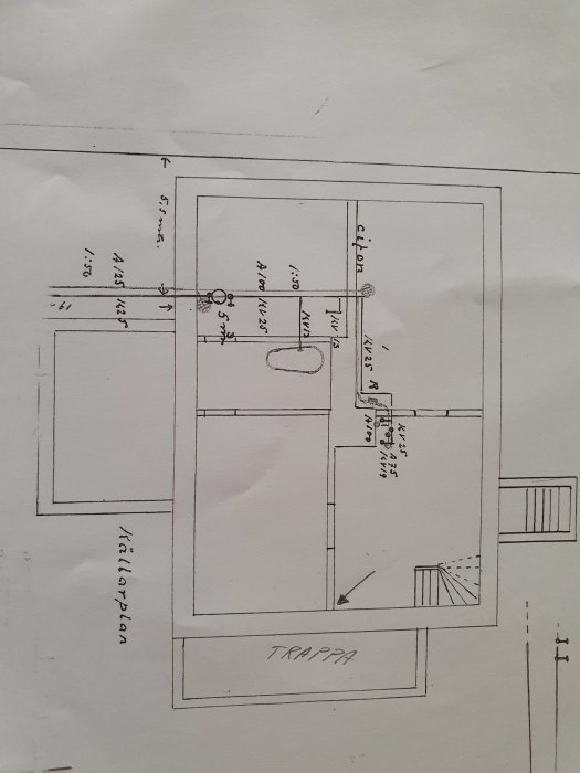 Ritning av källarplan i ett hus med markerad pil som visar på en spricka.