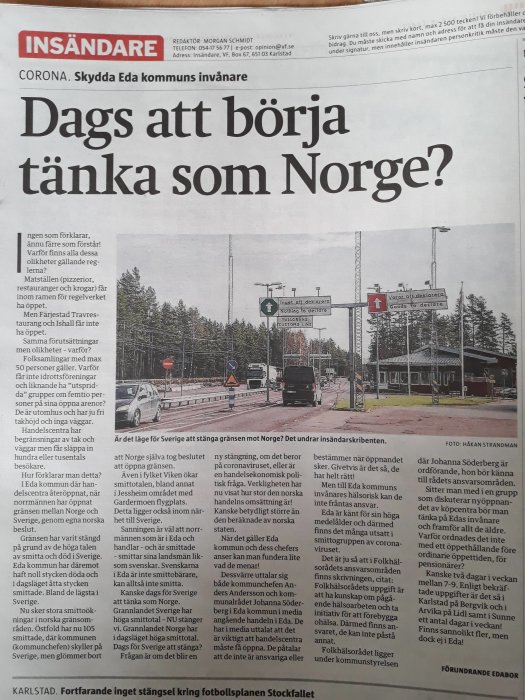 Bild från tidningsartikel som visar en gränsövergång med vägskyltar och tomma vägar, kopplat till diskussion om Norges gränsstängning.