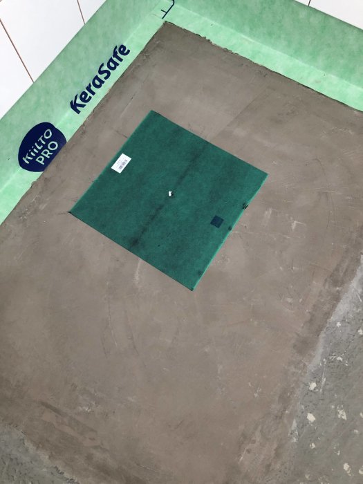 Nyutjämnat golv med tätskikt och klämring, redo för vidare renoveringsarbete.