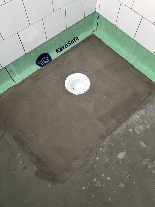 Nyligen kaklade väggar och ett golv med handspacklat tätskikt, färdigställt av en nybörjare.