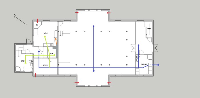 Schematisk planritning av hus med ventilationssystem, inkluderar blåa rör för avluft och gröna för tilluft.