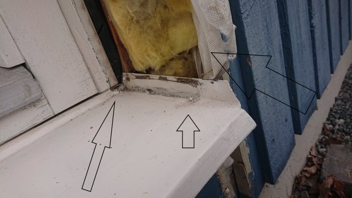 Skadad altandörrs fotplåt med bristfällig isolering och otäta fogar, synliga byggfel vid renovation.