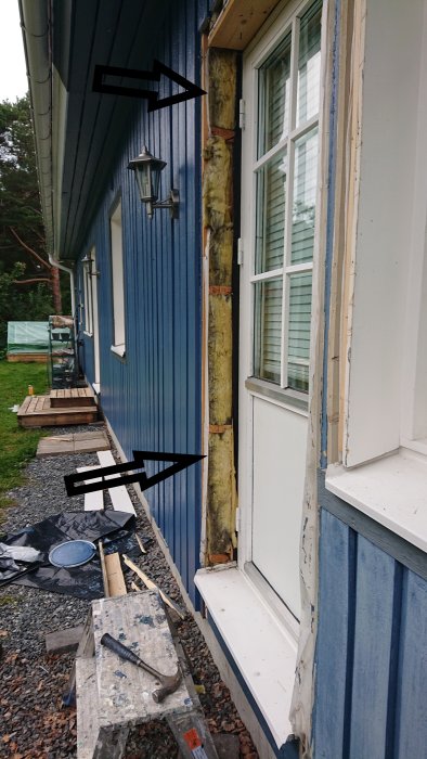 Exponerad isolering vid altandörr, dålig plåtdetaljering, pågående renovering.