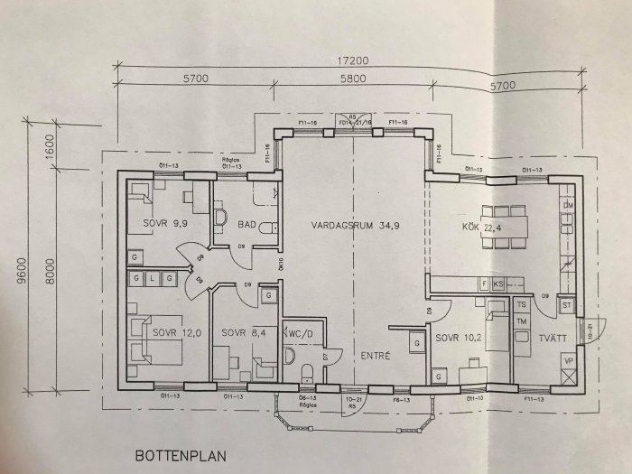 Planlösning på hus med markerat hörn där en garderob har monterats, möjlig dold utrymme bakom.