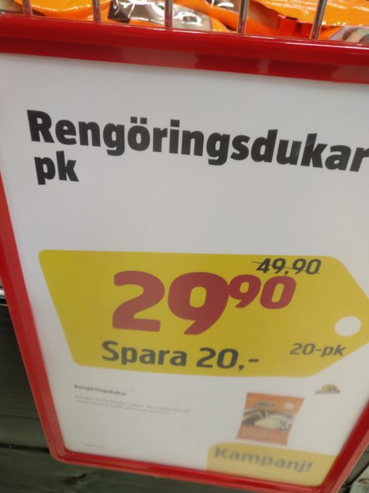 Reklamskylt för "Rengöringsdukar pk" med prisinformation och rabattmarkering i en butikshylla.