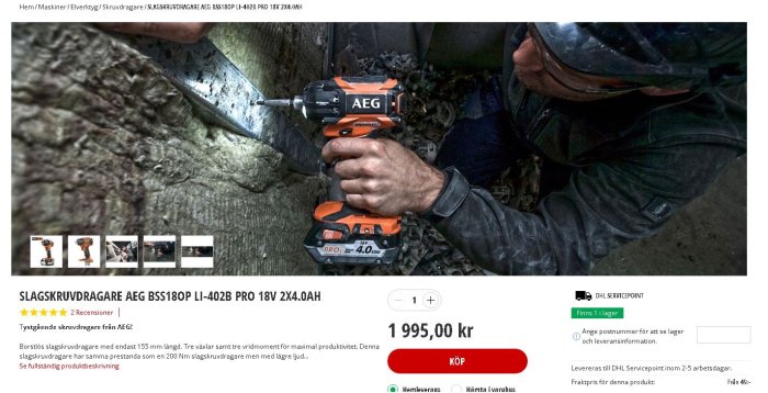 Person som använder en slagskruvdragare från AEG för att skruva i en träkonstruktion.