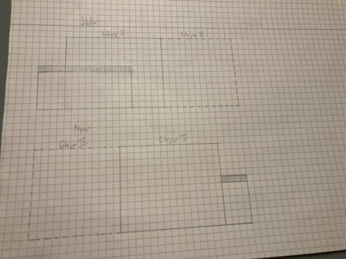 Handritad skiss av byggprojektets planlösning på rutat papper.