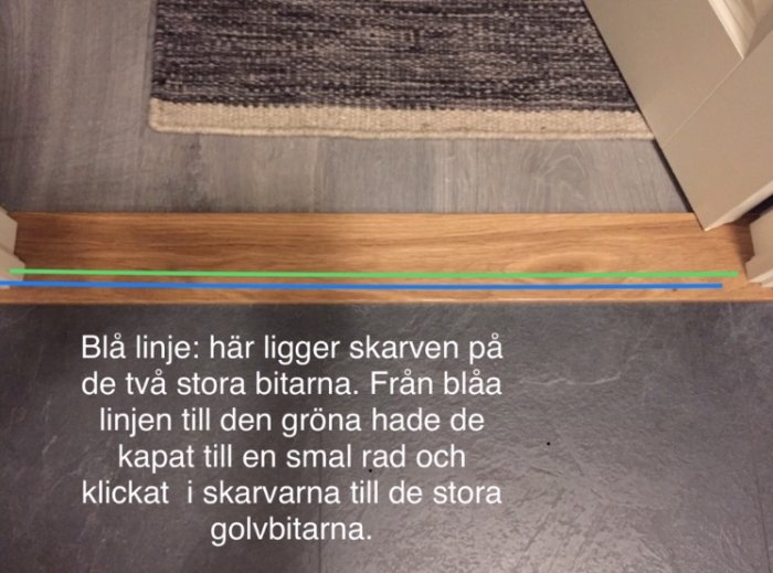 Golvinstallation med synlig skarv markerad av blå linje innan en brun tröskel och en tunn rad av golv.