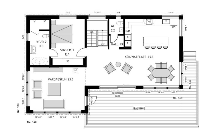 Ritning av enplansvilla "Villa Sarö" med tydliga rum och måttangivelser, inklusive sovrum, kök och vardagsrum.