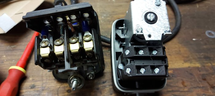 Gammal och ny tryckströmbrytare bredvid varandra på ett arbetsbord med synliga anslutningar.