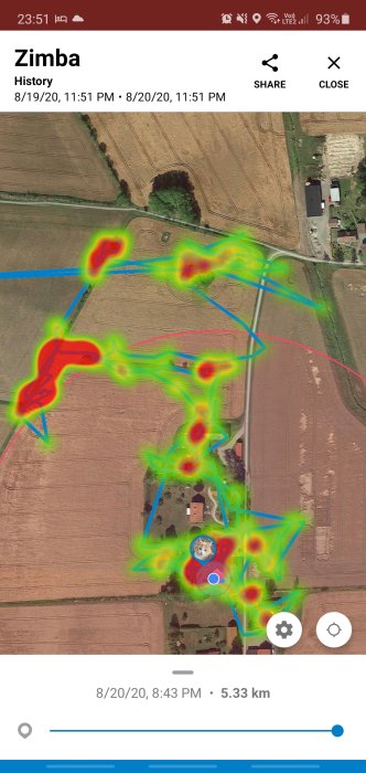 Skärmdump av en GPS-spårningsapp som visar rörlighetsmönster för en katt över fält och vägar, med värmekartefunktion.