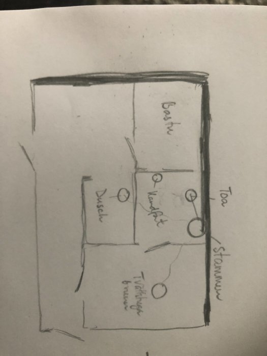 Handritad skiss med planlösning för en källarvåning inklusive bastu, tvättstuga och badrum.