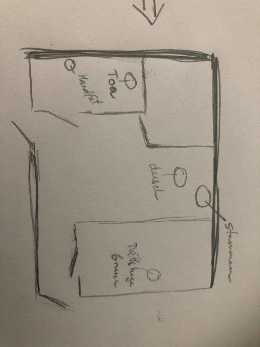 Handritad skiss av planlösning för renovering av källarvåning med toalett, tvättstuga och bastu.